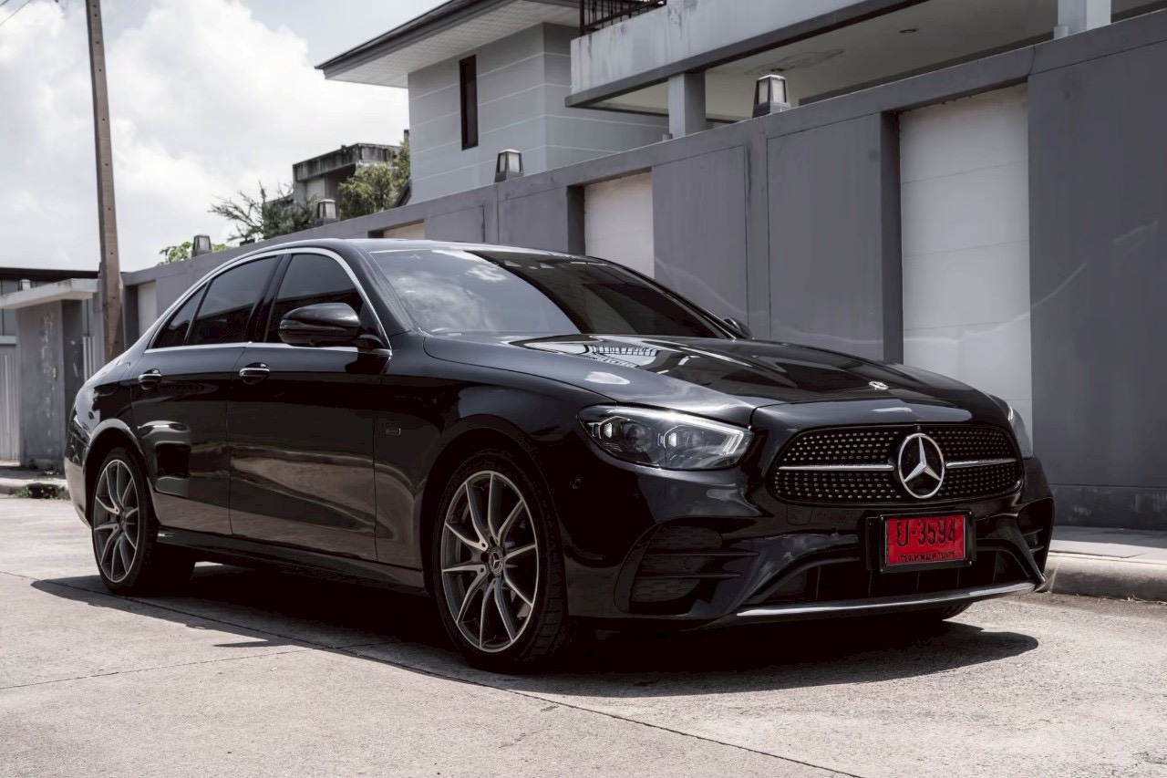 Mercedes-Benz E 300 e AMG Dynamic รถเช่าดอนเมือง